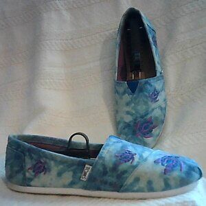 TOMS Embroidered Sea Turtles on Blue Watercolor Alpargatas Size 8